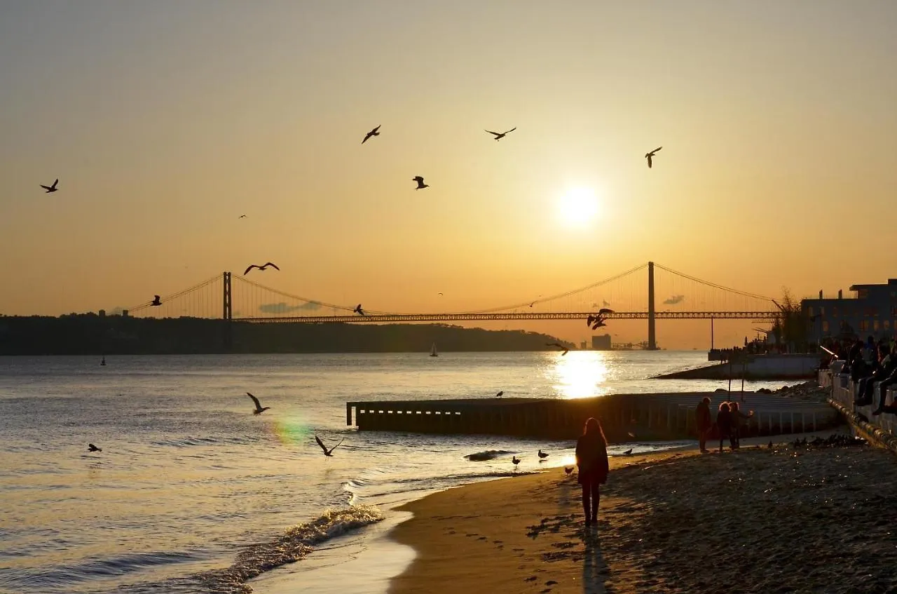 Guest house Famous Crows Lisbon Suites