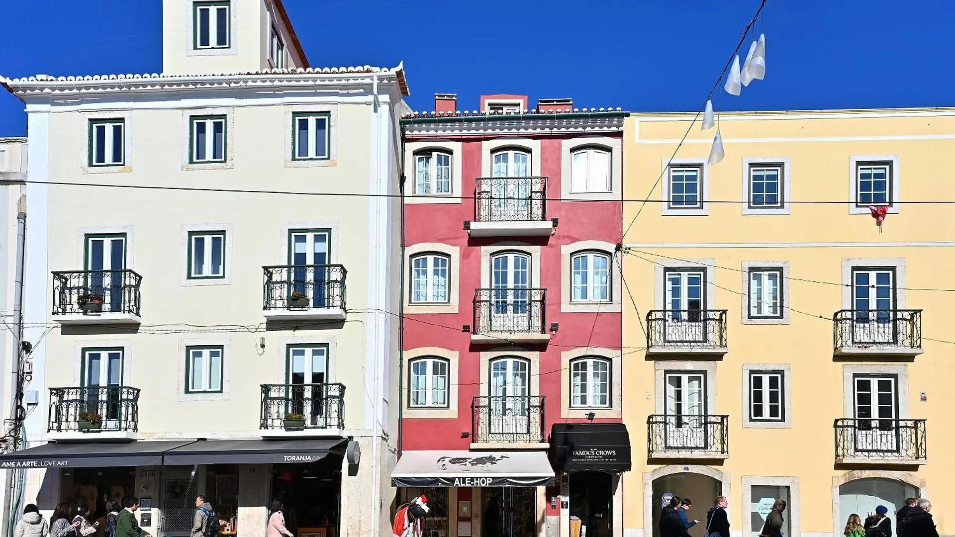 Guest house Famous Crows Lisbon Suites