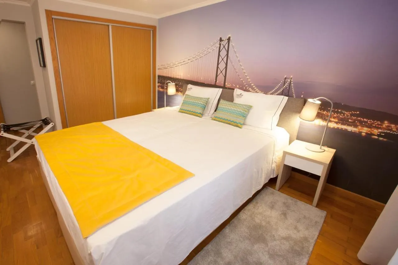 Famous Crows Lisbon Suites